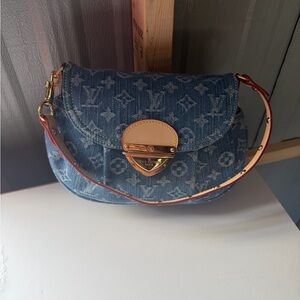 Elegant Blue Denim Shoulder Bag